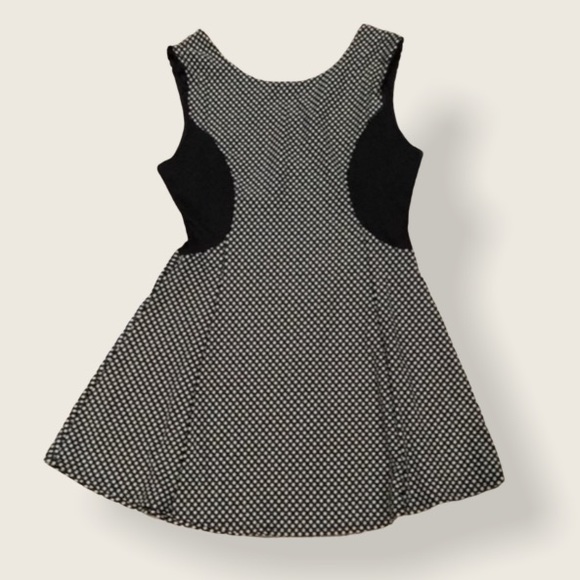 Charlotte Russe (XL)Black & white stretchy dress!!